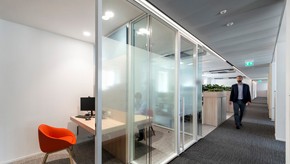 办公室装修中使用什么玻璃隔断比较好？