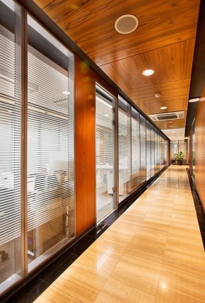 玻璃隔断是设计高端上档次办公室必不可少的手段