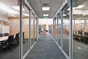 为什么说办公室装修采用玻璃隔断有利于企业发展？