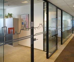办公隔断墙厂家详解: 办公室玻璃隔断比其它隔断更受欢迎的原因