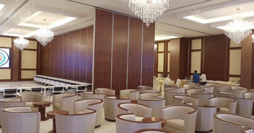 沙特阿拉伯酒店宴会厅活动隔断安装项目