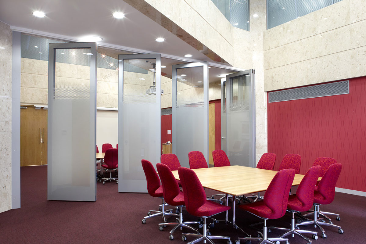 通过会议室玻璃隔断创造更舒适、现代、开放的会议环境