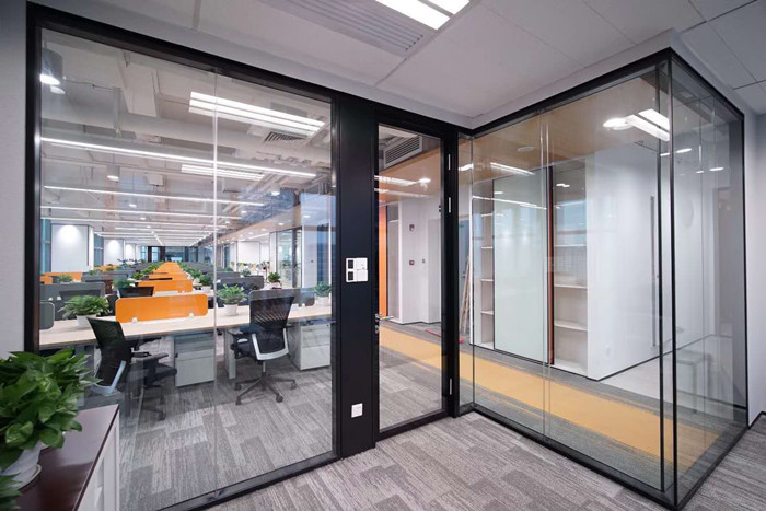 透光与私密并存，打造舒适办公环境的玻璃隔断